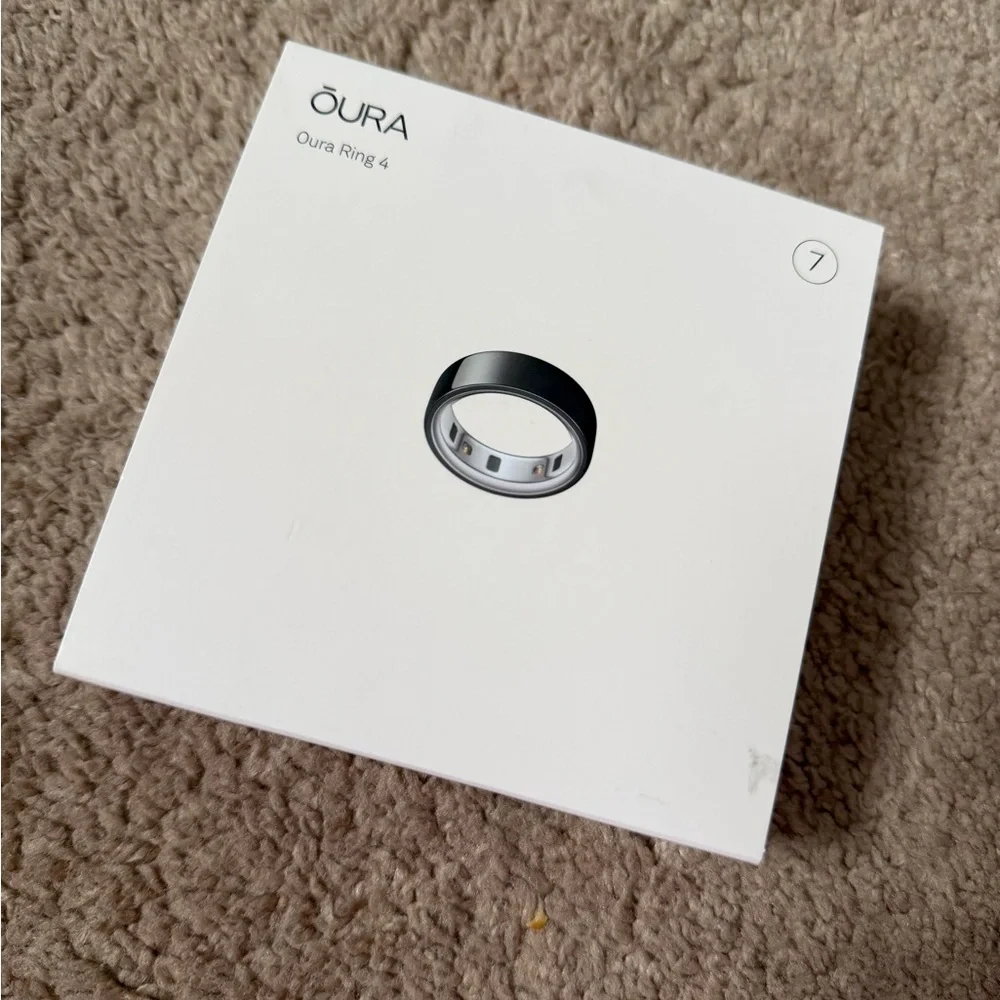 Oura Ring 4 - Black with Silver Inner Band